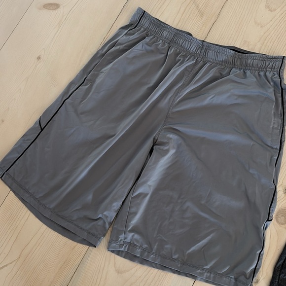 2 pairs Men's Loose-Fit Gym Shorts - Black and Gray - Picture 6 of 8